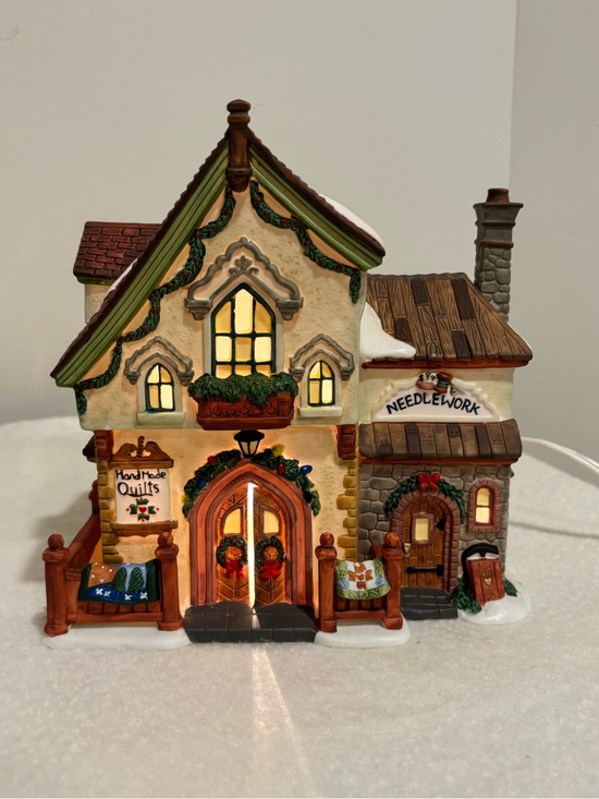 Other - Patchworks Quilt Shoppe Lighted Porcelain House Santa’s workbench collection